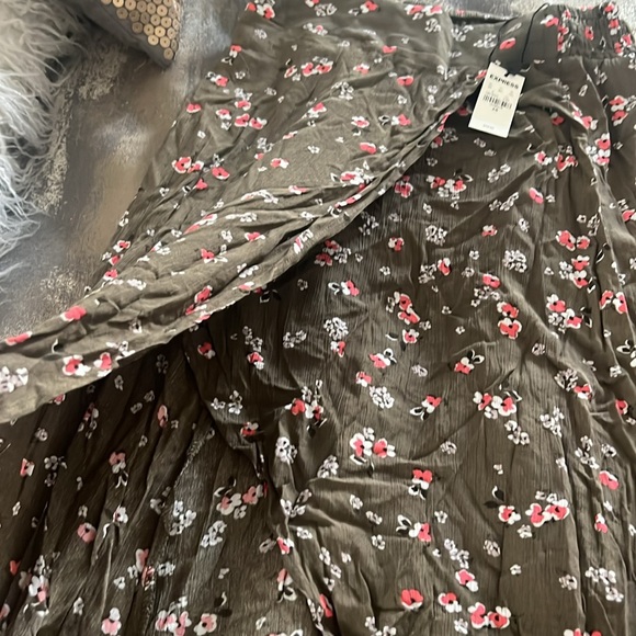 NWT Floral Express faux wrap skirt - Picture 3 of 3